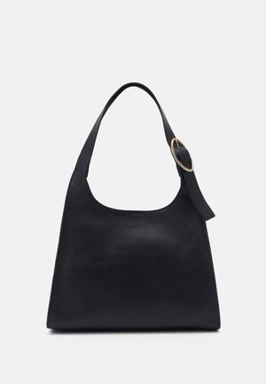 Zwarte leren tote bag met een gladde textuur, ronde vorm en een enkele schouderband met een ronde gouden hardware accent.