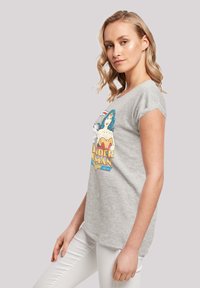 Grå bomull T-skjorte med et fargerikt grafisk trykk av Wonder Woman og tekst. Korte ermer og en løs passform med en buet søm.