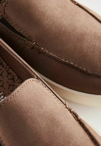 Next CONTRAST LOAFERS - Našuchovačky - taupe brown