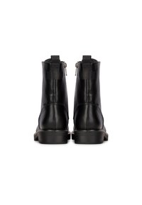Botas de piel negra hasta el tobillo con un acabado suave, cierre de cremallera en la parte posterior y una suela de goma resistente. Presenta pestañas para facilitar el calzado.
