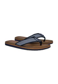 Chanclas a rayas blancas y negras con una plantilla marrón texturizada y una suela de goma azul. Las correas son de tela con un ligero brillo.