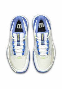 Zapatillas deportivas blancas con acentos azules, parte superior de textil de malla, collar acolchado y suela de goma, con logo reflectante y detalles en amarillo brillante.