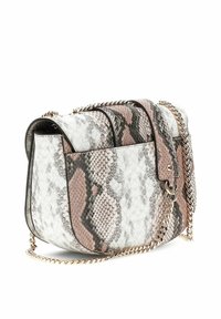 Petit sac à main avec un motif en peau de serpent gris et marron, rabat incurvé à l'avant et chaîne dorée pour l'épaule.