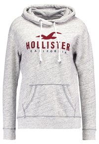 Šedá mikina s kapucí vyrobená z měkkého materiálu, s přední kapsou, bílými tkaničkami a logem "HOLLISTER CALIFORNIA" v burgundské barvě.