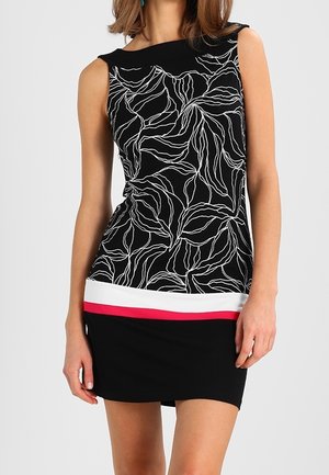 Robe noire sans manches avec des motifs abstraits de feuilles blanches sur le haut, une bande horizontale blanche et rouge à la taille, et une jupe noire unie.
