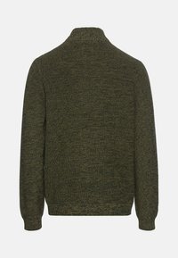 Strickpullover mit hohem Kragen in dunkelolivgrün, mit strukturiertem Muster und gerippten Bündchen. Die Rückansicht zeigt ein nahtloses Design.