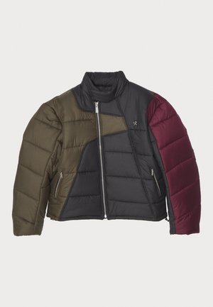 Geacă căptușită cu un design colorat în tonuri de verde măslinie, negru și burgund, având un guler înalt, închidere cu fermoar și buzunare laterale.