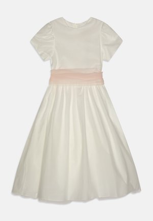 Biała sukienka z krótkimi, bufiastymi rękawami i półprzezroczystym, różowym pasem w talii. Spódnica jest pełna i marszczona, wykonana z gładkiego, lekkiego materiału.