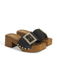 Zwarte hakken sandalen met een brede gevlochten band, versierd met een zilveren gesp, gouden studs en een houten blokhak. Zachtbruine binnenzool.