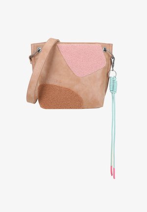 Tan tas met roze en bruine textuuraccenten, voorzien van een afneembare riem en een decoratieve franje. Gladde, suède-achtige stof met hardware.