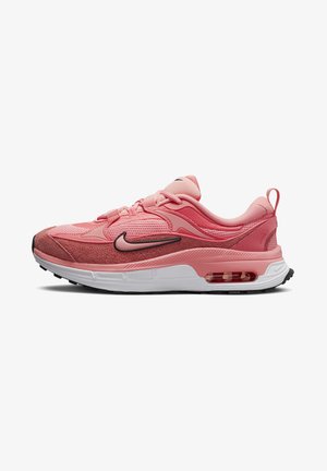 Zapatilla Nike con parte superior rosa que combina texturas de malla y ante, media suela blanca, acentos negros y unidad de aire visible en el talón.