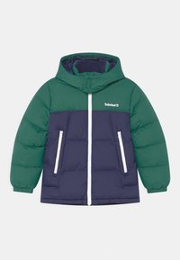 Plyšová bunda se zelenou horní částí a tmavě modrou spodní částí. Má kapuci, přední zip a dvě bílé kapsy na zip.