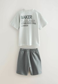 Pilka medvilninė marškinėliai su užrašu "BAKER BY TED BAKER ESTABLISHED 1988 LONDON" ant nugaros, derinami su derančiais pilkais šortais su elastine juostele.