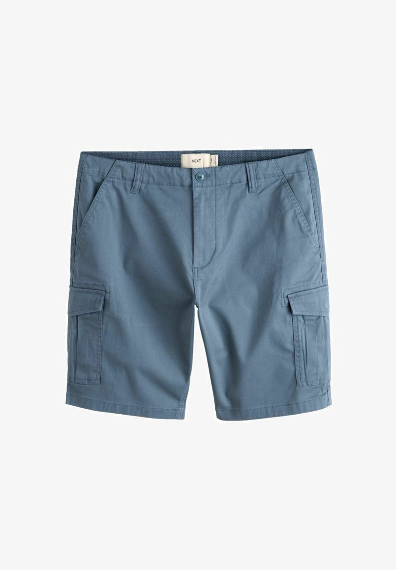 Shorts cargo pour hommes bleus avec poches à rabat latérales, passants pour ceinture, bouton à l'avant et fermeture éclair sur fond blanc.