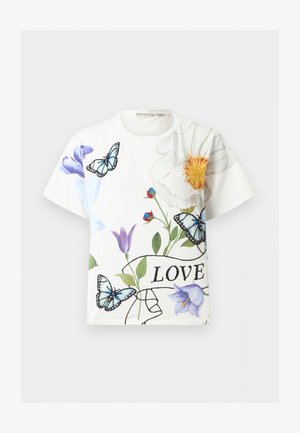 Λευκό πουκάμισο με κοντά μανίκια, κεντητές μπλε πεταλούδες, μοβ και λευκά λουλούδια και μαύρο κείμενο "LOVE" με καλλιγραφικό χαρακτήρα μπροστά.
