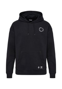 Schwarzer Hoodie aus weichem Stoff mit einer Kängurutasche. Mit einem kreisförmigen weißen Logo auf der Brust sowie gerippten Bündchen und Saum.