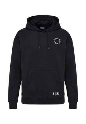 Schwarzer Hoodie aus weichem Stoff mit einer Kängurutasche. Mit einem kreisförmigen weißen Logo auf der Brust sowie gerippten Bündchen und Saum.