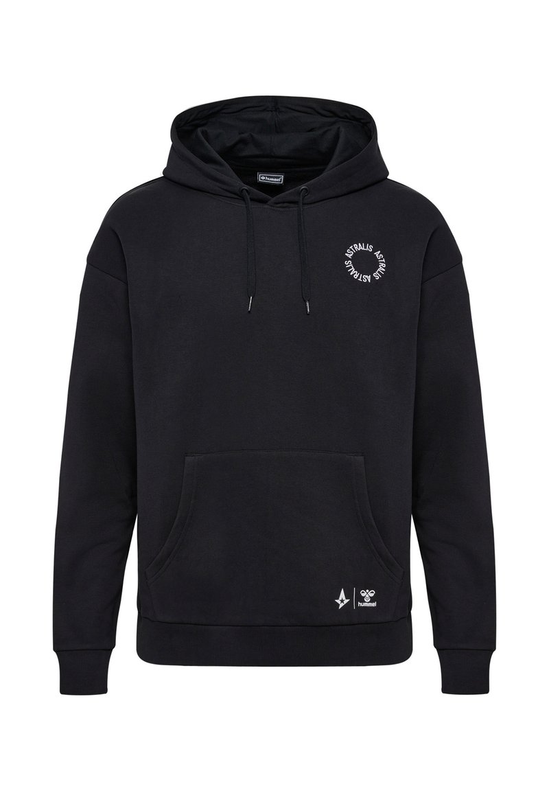 Schwarzer Hoodie aus weichem Stoff mit einer Kängurutasche. Mit einem kreisförmigen weißen Logo auf der Brust sowie gerippten Bündchen und Saum.