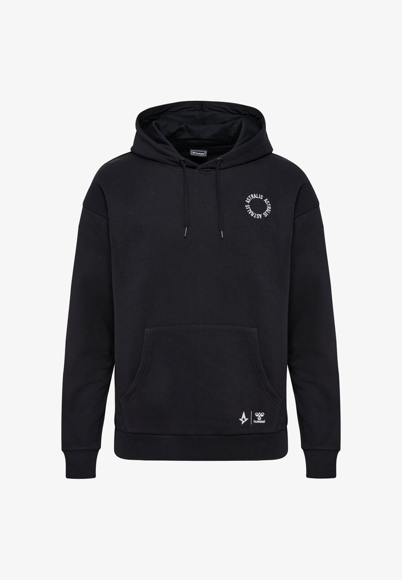 Svart hoodie i mjukt tyg med en känguruficka. Har en cirkulär vit logotyp på bröstet samt ribbade ärmslut och nederkant.