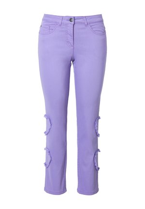 Lilafarbene Denim-Jeans mit schmaler Passform, ausgestattet mit ausgefranzten Ausschnitten über den Knien und traditionellem Fünf-Taschen-Design. Knopf- und Reißverschluss.