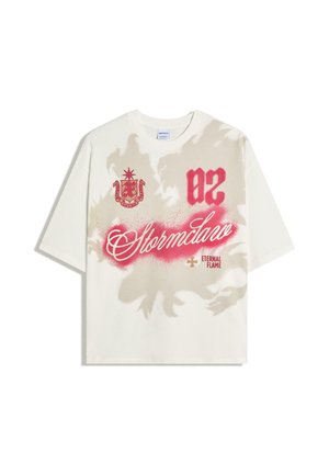 Fehér rövid ujjú póló bézs batikolt mintával, piros "Stormclaw" felirattal, piros címerrel, piros "02" számmal és kis "ETERNAL FLAME" szöveggel elöl.