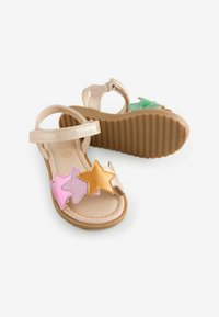 Gouden metallic sandalen met bandjes en een tan zool, voorzien van drie stervormige accenten in roze, groen en gouden glitter.