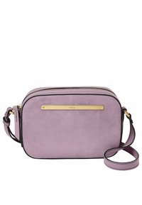 Borsa a tracolla in suede lilla con hardware dorato, chiusura con zip, tracolla piatta e rifiniture nere in contrasto. Forma rettangolare, texture liscia.