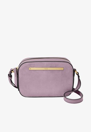 Sac bandoulière en daim lilas avec quincaillerie dorée, fermeture éclair, sangle d'épaule plate et garniture noire contrastante. Forme rectangulaire, texture lisse.