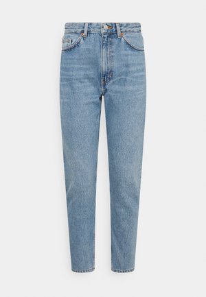 Lyseblå højtaljede, lige jeans med forlommer, bæltestropper og knaplukning.