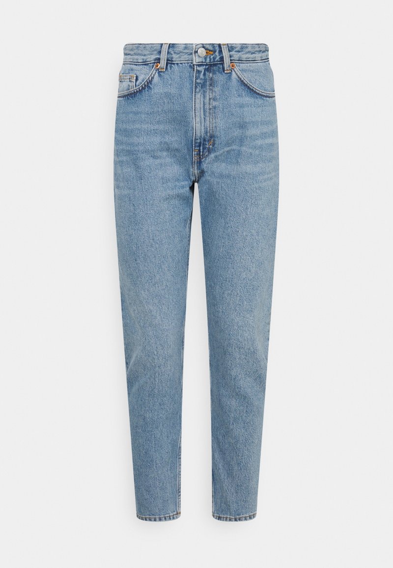 Jean en denim bleu clair taille haute, jambes droites, avec poches avant, passants de ceinture et fermeture par bouton.