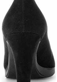 Chaussure à talon haut en daim noir, à bout pointu, avec un talon fin, texture lisse, design sans couture, finition mate et détails de couture mineurs.