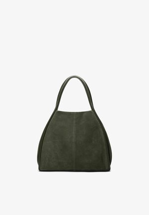 Borsa a tracolla in pelle scamosciata verde con silhouette curva, manici rinforzati e design minimalista. Presenta una texture liscia e dettagli di cuciture sottili.