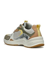 Sneakers caratterizzati da una combinazione di rete bianca, suede grigio, accenti in pelle metallizzata argento e pelle marrone, con punta rotonda e suola spessa bianca.