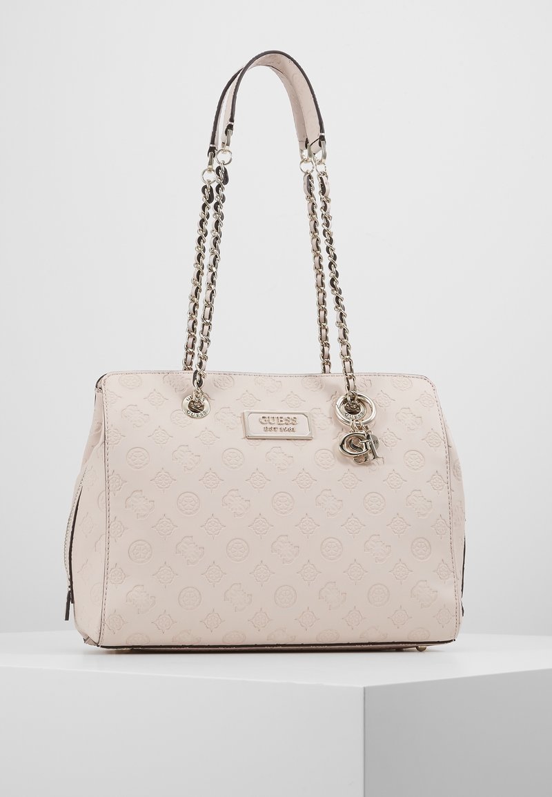 Rosa handväska i konstläder med präglade logomönster, dubbla kedje- och läderhandtag samt en metallcharm med logotyp. Rektangulär form med dragkedja på sidan.