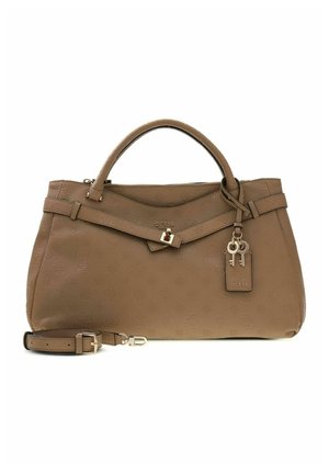Sac à main en cuir marron Guess avec poignées sur le dessus, une bandoulière amovible et des charms décoratifs en forme de clés sur une étiquette.