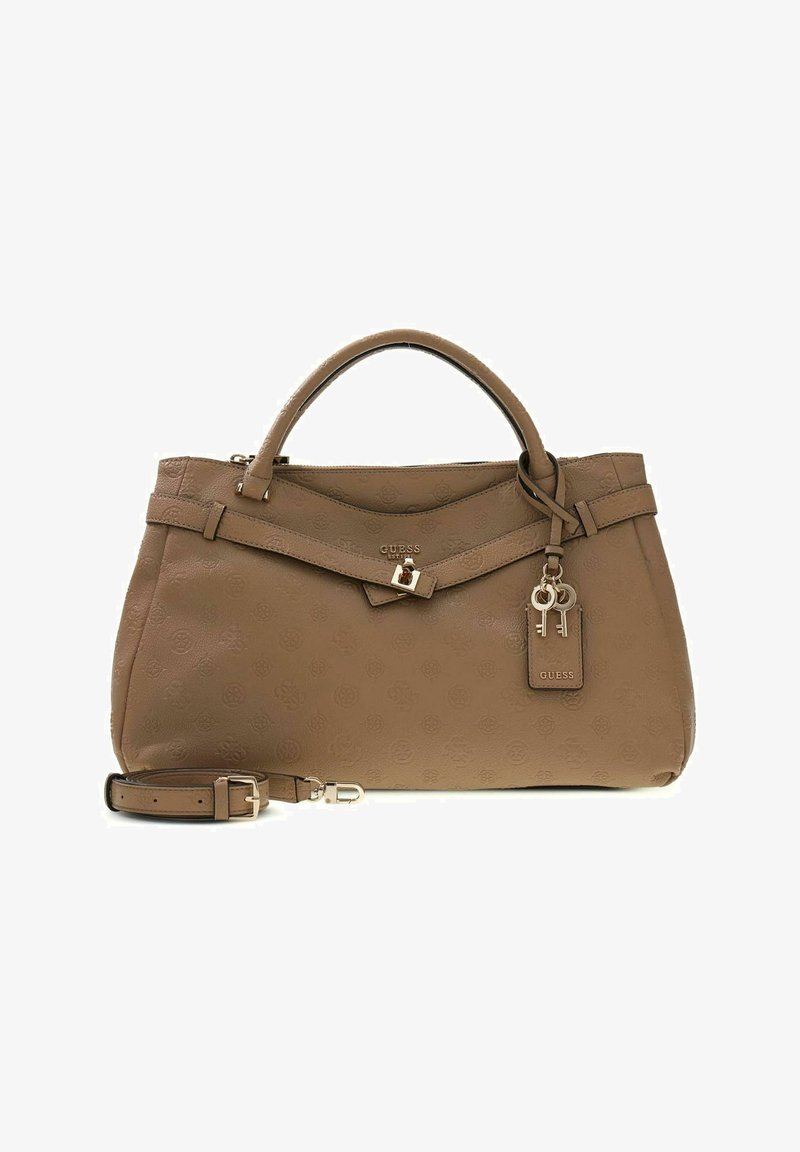 Καφέ δερμάτινη τσάντα Guess με πάνω χερούλια, αποσπώμενο λουράκι ώμου και διακοσμητικά μπρελόκ σε μια ετικέτα.