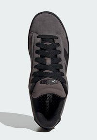 Szare zamszowe sneakersy z czarnymi sznurówkami, czarnymi akcentami i zaokrąglonym noskiem. Posiadają wkładkę cloudfoam dla wygody.