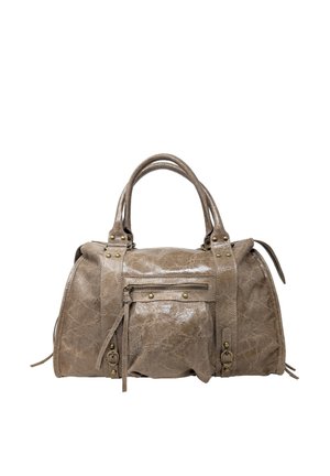 Borsa in pelle marrone taupe con due manici, tasca frontale con cerniera, cinturini con borchie e fibbie decorative, mostrata su uno sfondo bianco.