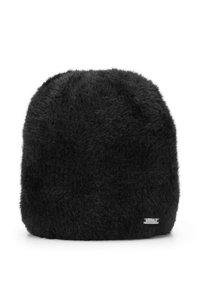 Bonnet en fausse fourrure noire avec un sommet arrondi. La texture est duveteuse, avec un petit accent métallique sur le côté. Apparence douce et chaude.