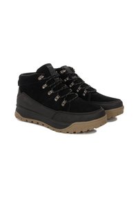 Stivali mid-top in suede nero con superficie testurizzata. Presentano occhielli in metallo, lacci robusti e una suola in gomma con una trama resistente.