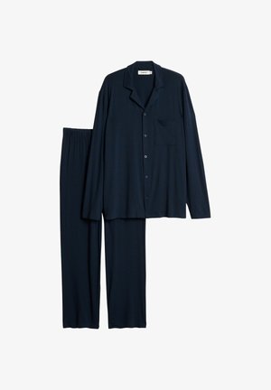 Mørkeblå pyjamassæt i blødt stof; indeholder skjorte med knapper, krave og lomme samt bukser med elastisk talje.