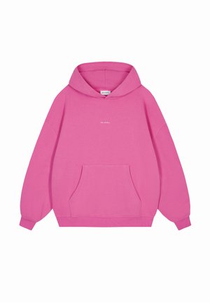 Růžová mikina vyrobená z měkkého materiálu, s přední kapsou, kapucí na stažení a bílým logem na prsou.