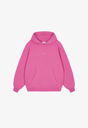 Roosa kapuutsiga dressipluus pehmest materjalist, millel on esikott, tõmbluku kapuuts ja valge logo tekst rinnal.