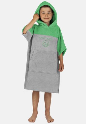 Kapuzentuchponcho in Grün und Grau, aus weichem Frottee-Stoff, mit einer Fronttasche und besticktem Logo, designed für Wärme und Komfort.