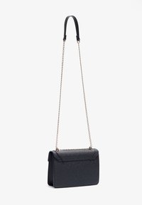 Svart faux läder crossbody-väska med en texturerad yta, elegant rektangulär form och ett axelband med guldkedja. Vikbar klaffstängning.