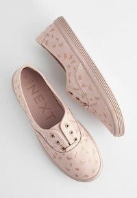 Lyserøde lærreds sneakers med en tekstureret overflade, prydet med et sommerfuglemønster i guld og brunt. Inkluderer metalliske øjet og en gummisål.