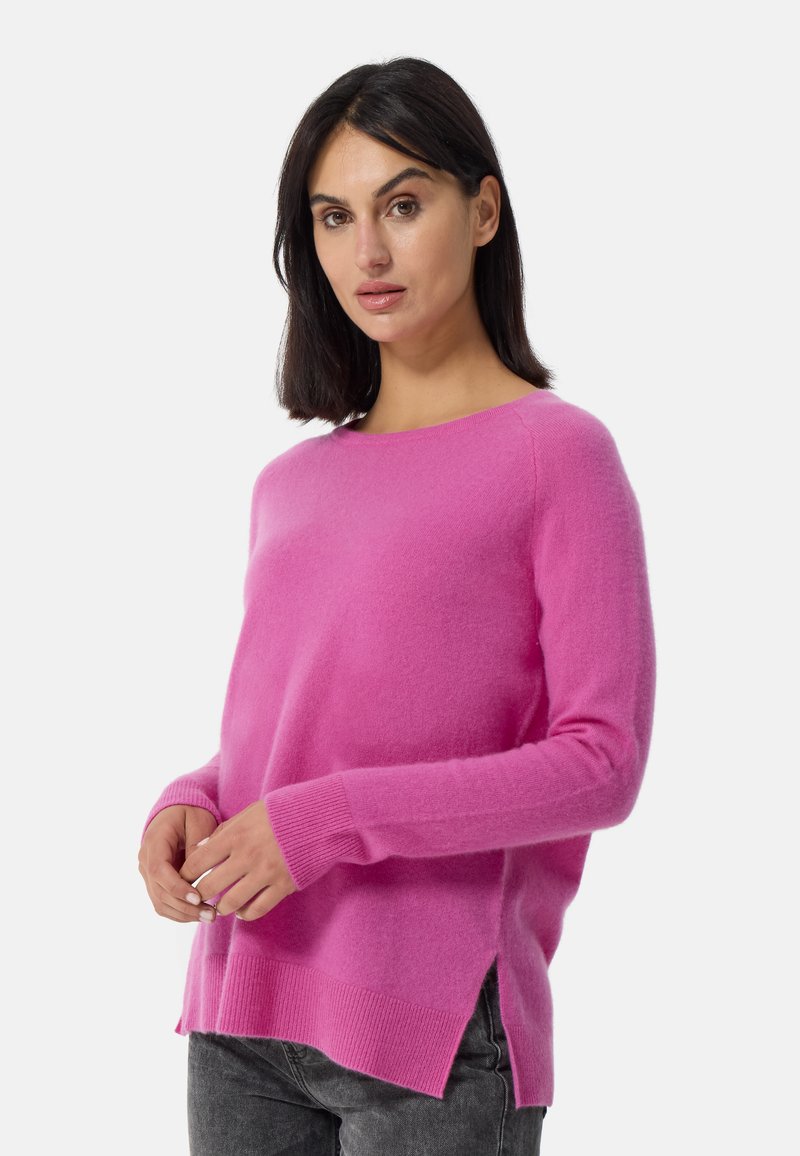 Maglione fucsia in lana con colletto a giro, maniche lunghe e spacchi laterali. Texture morbida con polsini e orlo a coste. Vestibilità casual.