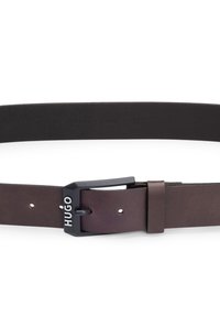 Une ceinture en cuir marron avec une boucle en métal noir mat portant un logo en relief, au design minimaliste et cinq trous d'ajustement pour la taille.