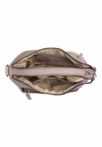 Borsa a tracolla in pelle viola chiaro con chiusura a zip, scomparti interni e fodera beige. Presenta un design testurizzato sottile.