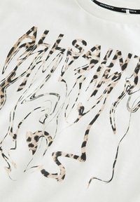 Balta grafika marškiniai su abstrakčiu leopardų raštu juoda ir ruda spalvomis, su sklandžiais linijomis ir aiškiai matomu žodžiu "ALLSAINTS".
